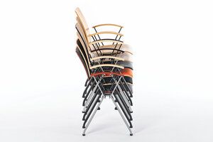 Gestapelt liegen die Sitzflächen nicht direkt aufeinander